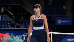 La tenista española Paula Badosa se lamenta durante su partido ante la china Qinwen Zheng en el Pan Pacific Open de Tokio.