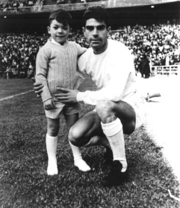 Sanchís poses with his son, Manolo Sanchís Jr, who would also go on to win the European Cup as a Real Madrid player.