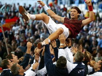 Carlos Moya, venció al número dos del mundo Andy Roddick en el tercer partido de la final de la Copa Davis, el 05 de diciembre de 2004 en el estadio olímpico La Cartuja en Sevilla. Moya ganó 6-2, 7-6, 7-6 para darle a España una victoria de 3-1 y su segun