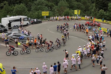 Los corredores en la ascensión del Col de Cauterets-Cambasque.