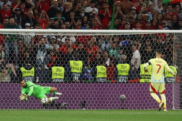 4-3. Álvaro Morata dispara a media altura, no muy escorado y Diogo Costa detiene el lanzamiento.