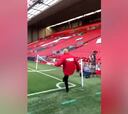 ¡Funcionario del Liverpool imitó el tiro de esquina del 4-0 ante el Barça!
