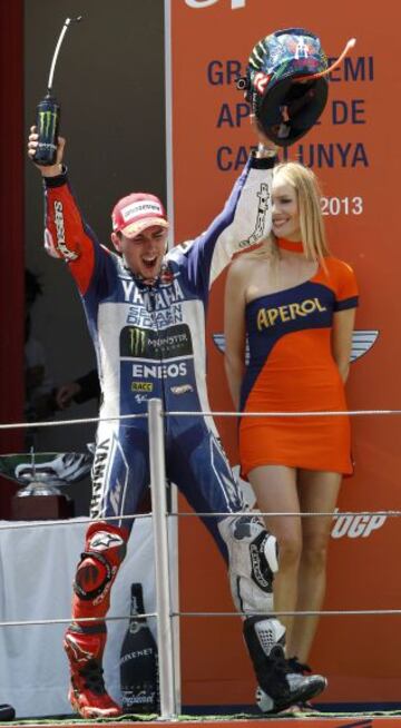 Jorge Lorenzo muy contento entrando en el podio.