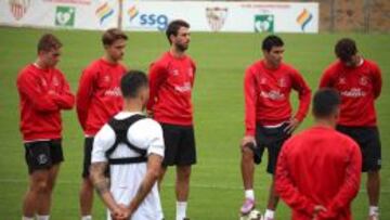 Deulofeu y varios integrantes de la plantilla, en el entrenamiento.
