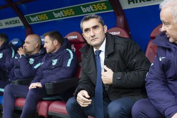 El entrenador del Barcelona Ernesto Valverde en el banquillo antes del inicio del encuentro. 