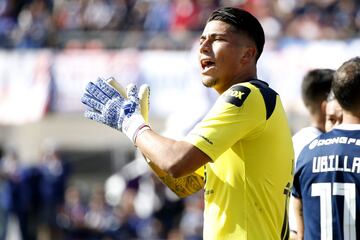 El actual portero de Colo Colo se formó en Deportes Iquique. Fue seleccionado juvenil Sub 20 también con Mario Salas, su actual DT en los albos.