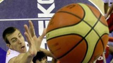 <b>AL REBOTE. </b> Fran Vázquez y San Emeterio buscan anotar ante la mirada de los rivales.