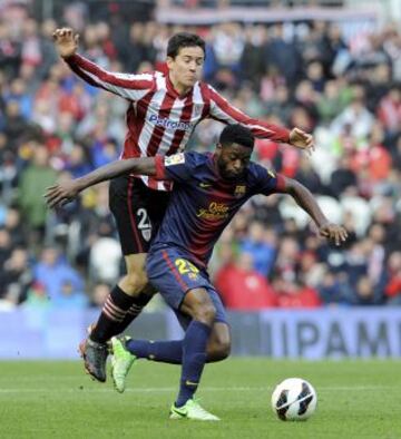 Jornada 33 / ATHLETIC DE BILBAO - BARCELONA. Ander Herrera jugador del Bilbao y Song durante una jugada del partido.