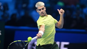 TURIN (Italy), 09/11/2025.- Carlos Alcaraz of Spain in action during the Singles Round Robin match against Alex De Minaur of Australia at the ATP Finals in Turin, Italy, 09 November 2025. (Tenis, Italia, España) EFE/EPA/Alessandro Di Marco