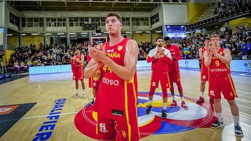 Joel Parra, en primer plano, tras el partido entre España y Ucrania de Córdoba.