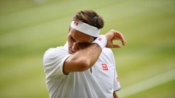 Roger Federer se seca el sudor en la final de Wimbledon.