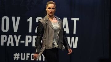 Ronda Rousey camina durante la presentaci&oacute;n de su combate frente a Amanda Nunes en el UFC 207.