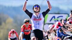 Tadej Pogacar celebra su triunfo en la Flecha Valona por delante de Mikel Landa.