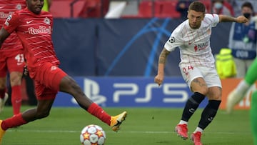 Sevilla's Argentinian midfielder Papu Gomez (L) is challenged by Salzburg's Malian midfielder Mohamed Camara during the UEFA Champions League first round group G football match between Sevilla and Salzburg at the Ramon Sanchez Pizjuan stadium in Seville on September 14, 2021. (Photo by CRISTINA QUICLER / AFP)