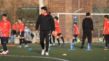 Emilio García entrena a pequeños españoles.