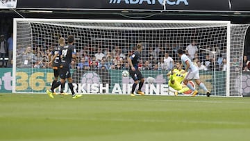 Maxi Gómez marcando con el Celta al Alavés.