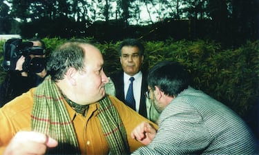 

El paradigma del presidente de los 90 por excelencia. Un dirigente que atraía los focos, en ocasiones, más que los propios futbolistas. Accedió a la presidencia del Atlético de Madrid en 1987 y se presentó con el fichaje de Futre bajo el brazo, lo que le aupó a la victoria. Dejó infinidad de momentos que ya son historia del fútbol español, como sus declaraciones sobre el Tren Valencia o su puñetazo a Fidalgo (ex tesorero del Compostela) ante la presencia de Caneda (presidente del Compostela) en la sede de LFP. Bajo su mandato el Atlético conquistó una Liga y tres Copas , aunque también un descenso a Segunda en el año 2000. Con él el club también fue intervenido por la justicia y el 27 de mayo de 2003 presentó su dimisión, ocupando el cargo desde entonces Enrique Cerezo. Tuvo una dilatada carrera política, siendo alcalde de Marbella desde 1991 hasta 2002, aunque gran parte de estos años estuvieron marcados por las polémicas y las causas judiciales.