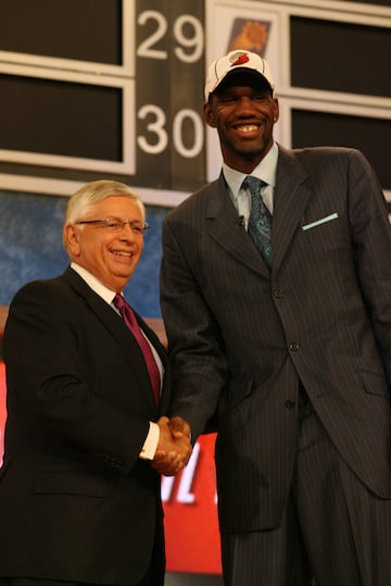 Las lesiones no dejaron ni florecer la carrera del que estaba llamado a ser el Bill Russell de esta era. Un p¨ªvot gigantesco, demoledor en defensa y con presencia en ataque. Un jugador que sembraba el terror en Ohio State y que incluso decid¨ªa partidos con la mano buena lesionada. Los Blazers, seguramente el equipo maldito del draft por excelencia, se la jug¨® con ¨¦l por delante de Kevin Durant y por entonces muchos expertos les dieron la raz¨®n. En Portland solo jug¨® 82 partidos entre 2007 y 2012, entre recuperaci¨®n y recuperaci¨®n y frenado cada vez que asomaba. Despu¨¦s lo intent¨® en Miami Heat con LeBron y su big three, pero apenas funcion¨® como relleno del equipo que fue arrasado por los Spurs en la Final de 2014. Tras un paso por China anunci¨® su retirada definitiva, aunque ahora est¨¢ disputando la Liga Big3 de 3x3.