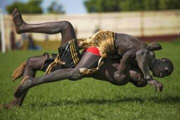 Dos luchadores durante el Campeonato Nacional de Lucha de Sudán del Sur.
