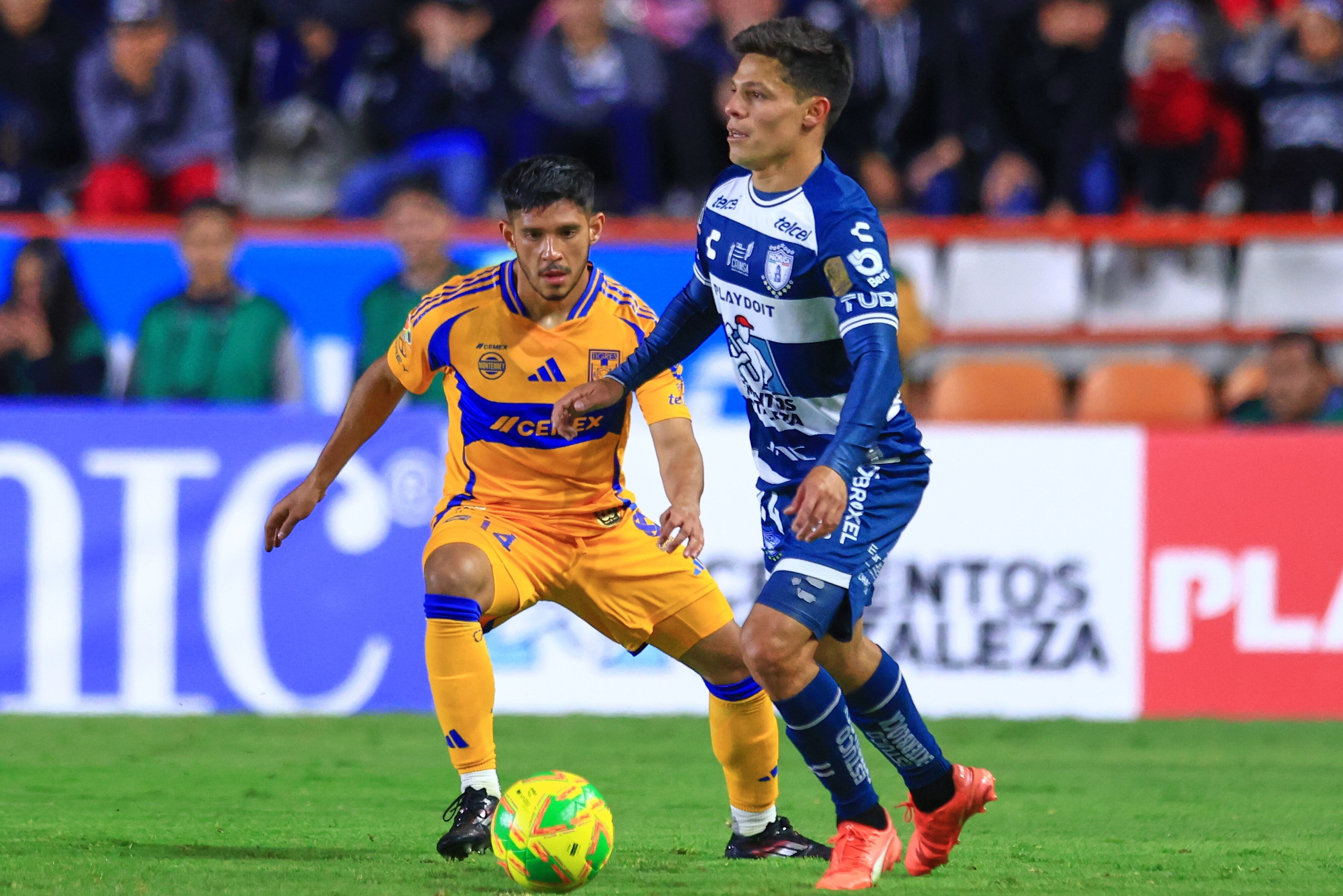 Jesus Garza (L) of Tigres fights for the ball with Arturo Alfonso Gonzalez (R) of Pachuca during the 16th round match between Pachuca and Tigres UANL as part of the Liga BBVA MX, Torneo Clausura 2025 at Hidalgo Stadium, on April 15, 2025 in Pachuca, Hidalgo, Mexico.