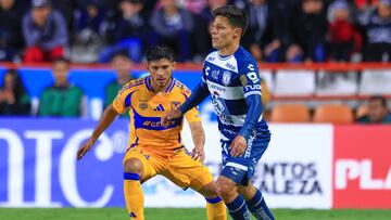 Jesus Garza (L) of Tigres fights for the ball with Arturo Alfonso Gonzalez (R) of Pachuca during the 16th round match between Pachuca and Tigres UANL as part of the Liga BBVA MX, Torneo Clausura 2025 at Hidalgo Stadium, on April 15, 2025 in Pachuca, Hidalgo, Mexico.