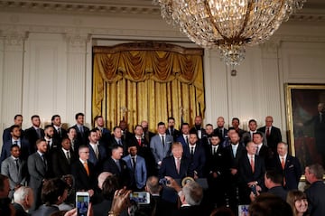 El Presidente de los Estados Unidos dirige unas palabras a los presentes durante la conferencia de prensa de la reunión del mandatario con el equipo campeon de las Grandes Ligas.