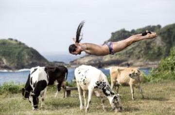 En Vila Franca do Campo, Portugal, se está celebrando el Red Bull Cliff Diving World Series. El colombiano Orlando Duque durante una sesión de cama elástica en medio del campo.