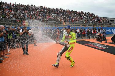 Pertamina Enduro VR46 Raging Team's Italian MotoGP rider Fabio Di Giannantonio sprays champagne after the sprint race ahead of the MotoGP Valencia Grand Prix at the Ricardo Tormo racetrack in Cheste on November 15, 2025. (Photo by Javier SORIANO / AFP)