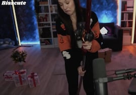 Una streamer trata de coger una katana con la mano y acaba en el hospital