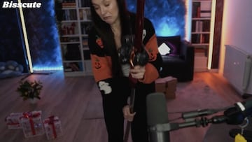 Una streamer trata de coger una katana con la mano y acaba en el hospital