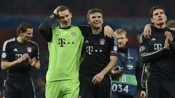 Bayern Munich's German striker Thomas Muller (CR) and Bayern Munich's German goalkeeper Manuel Neuer (CL) celebrate after the final whistle after winning the UEFA Champions League round of 16 football match between Arsenal and Bayern Munich at t