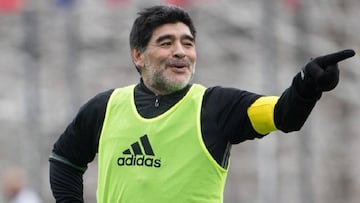 Maradona: "Me operaron la rodilla derecha porque fue la que aguantó las patadas"