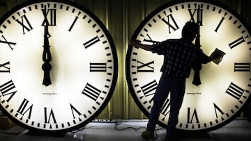 Es hora de “retroceder” los relojes porque termina el horario de verano. ¿Será 2024 la última vez que se cambia la hora?