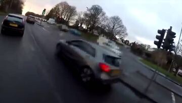 La discusi車n entre un ciclista y un conductor hablando por el m車vil