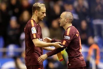 Cambio sale Rakitic entra Iniesta 