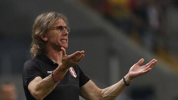 Peru's coach Argentine Ricardo Gareca gestures during the Copa America football tournament group match against Venezuela at the Gremio Arena in Porto Alegre, Brazil, on June 15, 2019. (Photo by Jeferson Guareze / AFP)