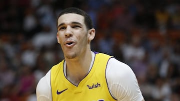 RWX02. MIAMI (EE.UU.), El jugador de Los Ángeles Lakers Lonzo Ball en acción hoy, jueves 1 de marzo de 2018, durante un partido de baloncesto de la NBA entre los Los Ángeles Lakers y los Miami Heat, en el Arena de Miami AmericanAirlines (EE.UU.). EFE/RHONA WISE/PROHIBIDO SU USO POR SHUTTERSTOCK