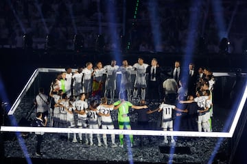Los jugadores del Real Madrid celebran en el Bernabéu la Decimoquinta.