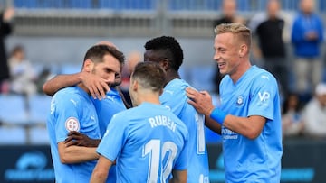 Fausto Tienza es felicitado tras anotar el1-0 del Ibiza al Antequera.