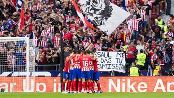 Los jugadores del Atl¨¦tico celebran el gol de Griezmann a la Real Sociedad.