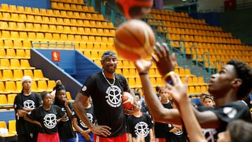 Former NBA player Amar'e Stoudemire (C) watches children play basketball during a workshop for youth entitled "Amar'e Stoudemire 2016 Basketball Peace Camp", days after arriving in Israel to play for Hapoel Jerusalem Basketball Club, in Jerusalem August 8, 2016. REUTERS/Ronen Zvulun