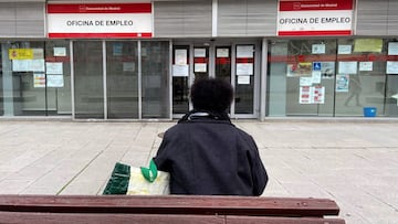 Una persona espera en las inmediaciones de una Oficina de Empleo