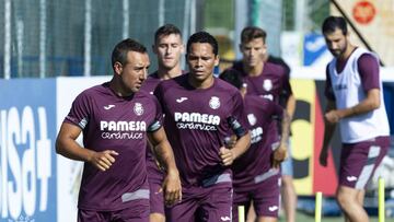 Santi Cazorla ejercit&aacute;ndose con el grupo.