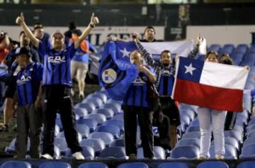 Los hinchas de Huachipato durante el duelo con Olimpia.