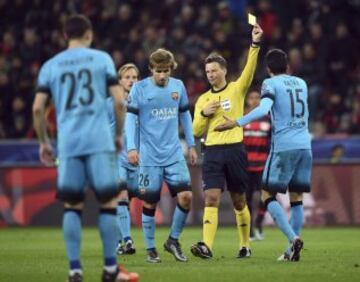 El colegiado inglés Mark Clattenburg mostró tarjeta amarilla a Marc Bartra.