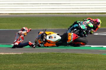 La caída de Márquez en los libres de Silverstone