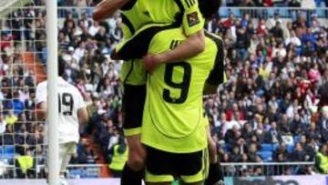 <b>DECISIVOS. </b>Lafita y Uche celebran el primer gol del Zaragoza en el Bernabéu.