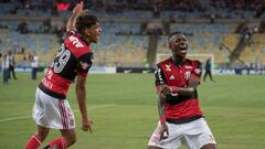 Lucas Paquet&agrave; y Vinicius, festejando un gol durante su etapa en el Flamengo.
