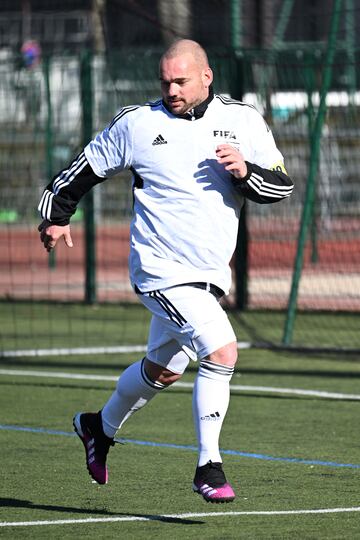 Wesley Sneijder corriendo con el balón durante el Torneo de Leyendas antes de la gala del The Best 2022 en el Centro Deportivo Emilie Antoine, en París cerca de la Torre Eiffel.