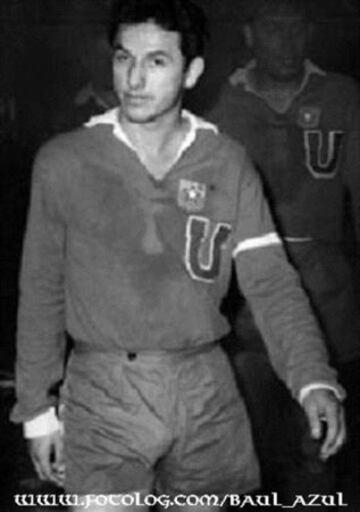 Integró la época dorada de Universidad de Chile en la década del 60', el recordado Ballet Azul. Sánchez fue goleador del torneo de 1959 (26 goles) y ganó los campeonatos de 1959,1962, 1964,1965,1967 y 1969.